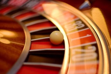 Live roulette table at hyperslot with professional dealer and real-time chat interface